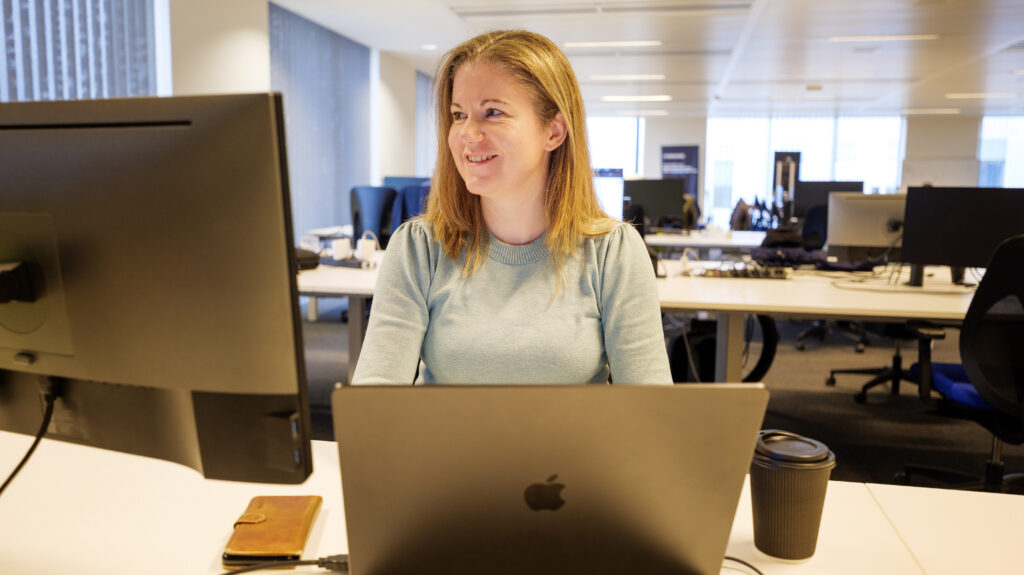 Vicky aan bureau achter computer