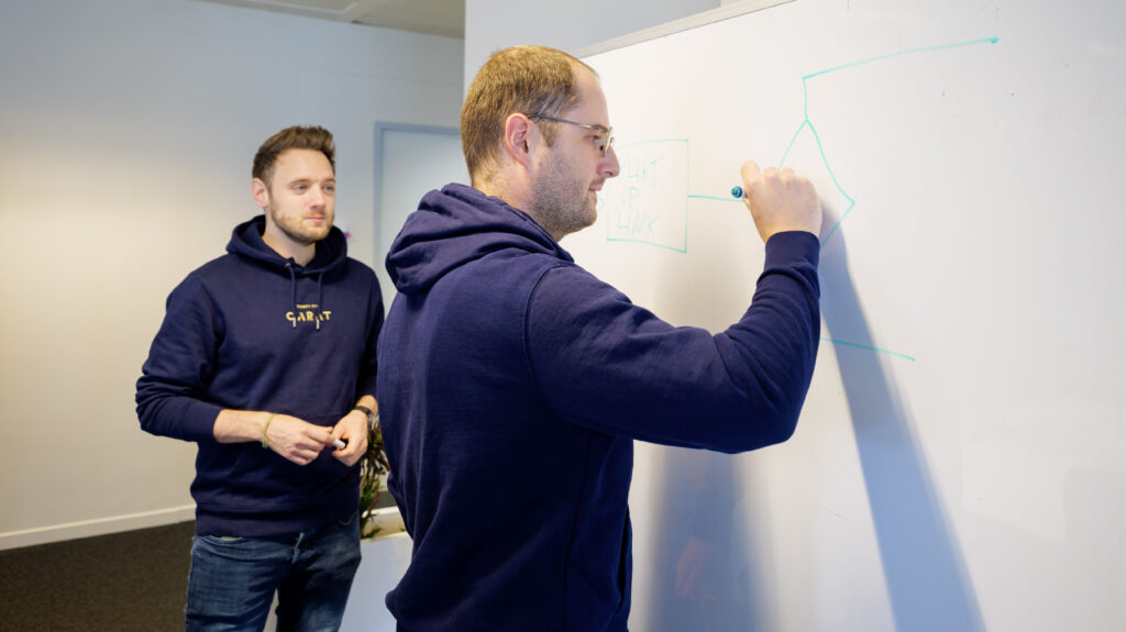 Stijn en Pieter aan whiteboard