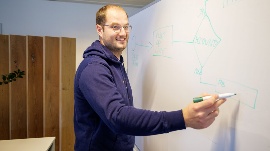 Pieter aan het whiteboard