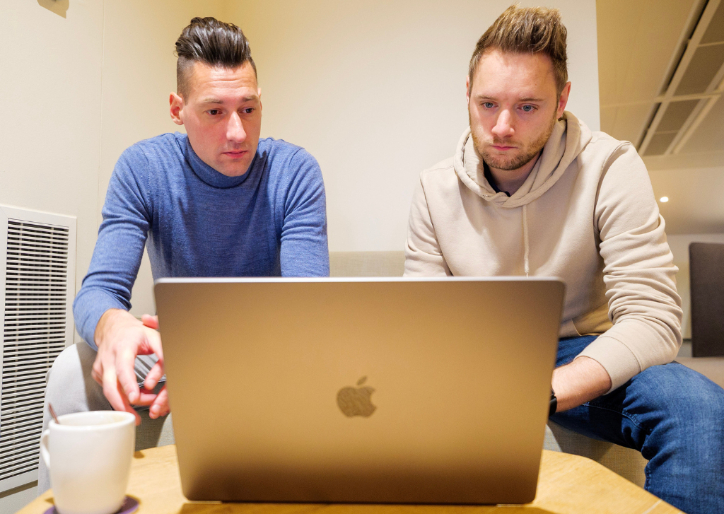 Kenny en Stijn achter de laptop